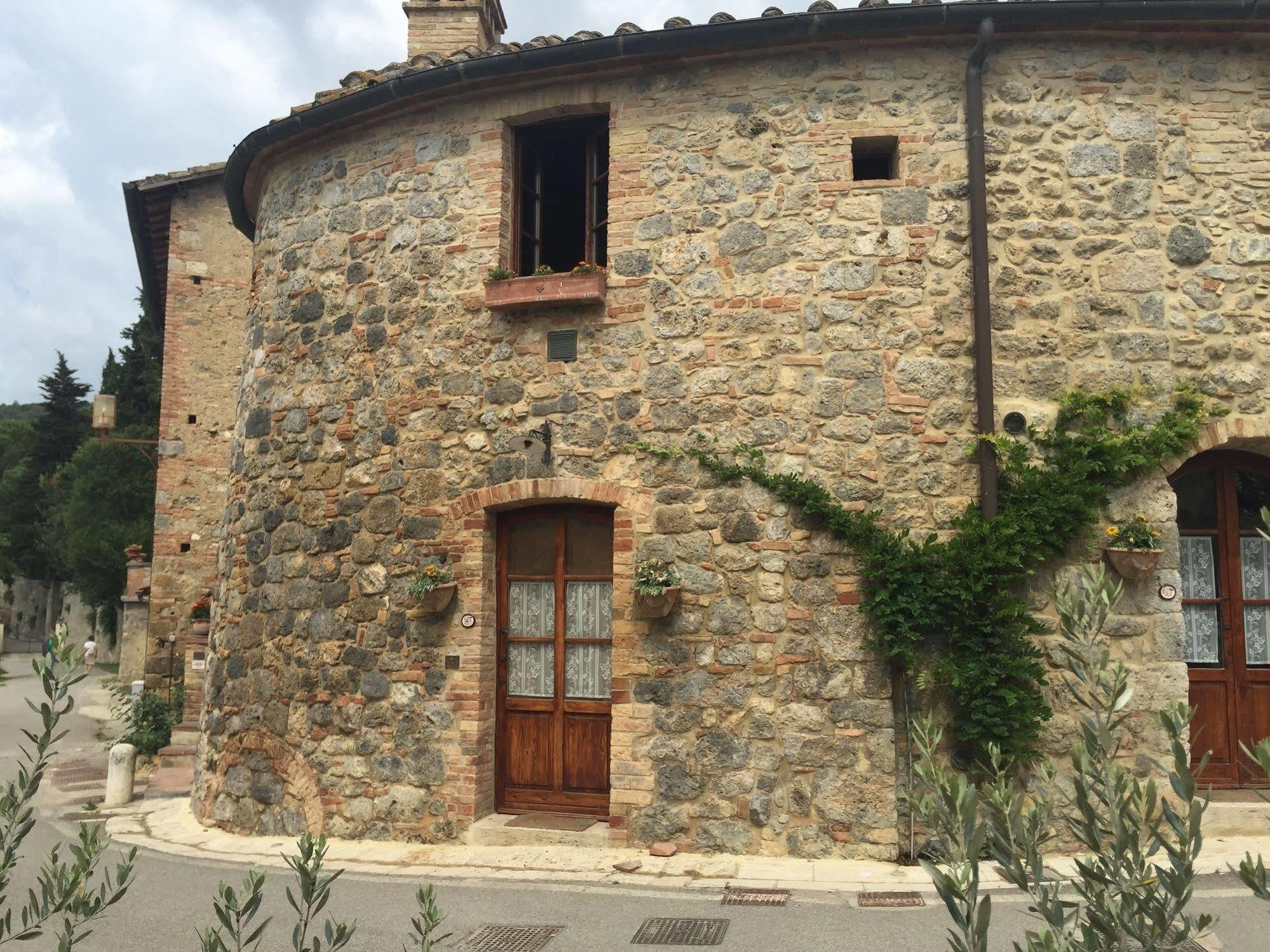 La Vecchia Corte Сан-Джиминьяно Экстерьер фото